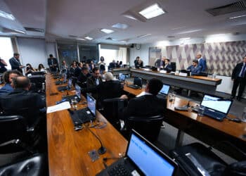 Comissão de Constituição, Justiça e Cidadania (CCJ) realiza reunião com 6 itens. Entre eles, o PL 596/2023, que concede remissão dos débitos referentes à Contribuição Social sobre o Lucro Líquido (CSLL), de que trata a Lei nº 7.689, de 15 de dezembro de 1988, relativos a fatos geradores ocorridos até 31 de dezembro de 2022, decorrentes da cessação de efeitos, de forma automática ou por meio de ação rescisória, de decisão judicial transitada em julgado.

Mesa: 
senador Fabiano Contarato (PT-ES);
presidente da CCJ, senador Davi Alcolumbre (União-AP); 
vice-presidente da CCJ, senador Marcos Rogério (PL-RO);
senador Jayme Campos (União-MT).

Bancada:
senador Carlos Viana (Podemos-MG); 
senador Jaques Wagner (PT-BA);
senador Plínio Valério (PSDB-AM);
senador Alessandro Vieira (MDB-SE);
senador Marcio Bittar (União-AC);
senador Rogerio Marinho (PL-RN).

Foto: Edilson Rodrigues/Agência Senado