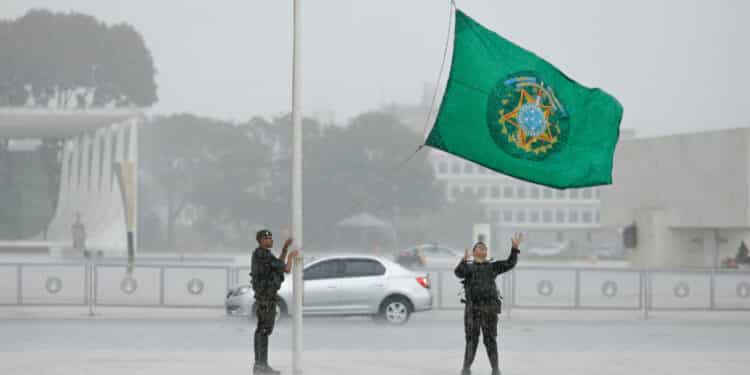 A semana começou com a bandeira da República, símbolo da presença do presidente em prédios públicos , hasteada por militares de cabeça para baixo, no Palácio do Planalto, antes do encontro do presidente Luiz Inacio Lula da Silva. O militares ao ver que a bandeira tinha sido hasteada invertida fizeram a troca.| Sergio Lima/Pode360 - 11.mar.2024