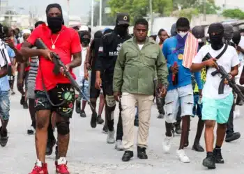 Ex-policial haitiano Jimmy "Barbecue" Cherizier lidera marcha contra primeiro-ministro do Haiti em Porto Príncipe. Foto: REUTERS/Ralph Tedy Erol