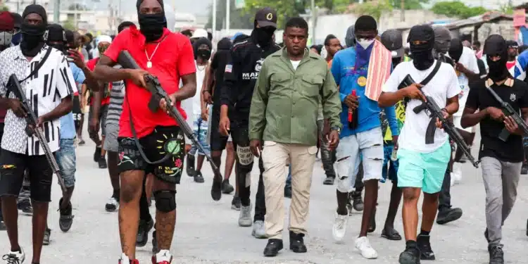 Ex-policial haitiano Jimmy "Barbecue" Cherizier lidera marcha contra primeiro-ministro do Haiti em Porto Príncipe. Foto: REUTERS/Ralph Tedy Erol