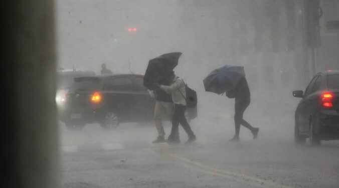 Pedestres tentam se proteger do temporal atinge a região do Ibirapuera, zona sul de São Paulo. Foto: EDI SOUSA/ATO PRESS/ESTADÃO CONTEÚDO.