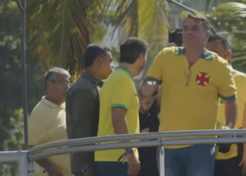 Flávio Bolsonaro dançando durante a manifestação deste domingo. Foto: Reprodução.
