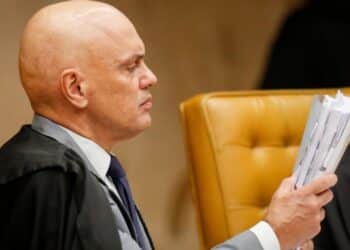 O STF (Supremo Tribunal Federal) retoma nesta 5ª feira (14.set.2023) 4 ações penais contra acusados de envolvimento nos atos extremistas do 8 de Janeiro, em Brasília. Ao todo, a Corte deve analisar 262 ações envolvendo a invasão aos Três Poderes. As primeiras ações tratam de acusados de invasão e depredação dos prédios públicos....

Leia mais no texto original: (https://www.poder360.com.br/justica/ao-vivo-stf-retoma-julgamento-de-reus-pelo-8-de-janeiro/)
© 2023 Todos os direitos são reservados ao Poder360, conforme a Lei nº 9.610/98. A publicação, redistribuição, transmissão e reescrita sem autorização prévia são proibidas.