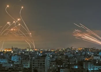 Domo de Ferro: Os mísseis israelenses, à esquerda, lançados para interceptar os foguetes do Hamas, à direita. Foto: ANAS BABA/GETTY IMAGES