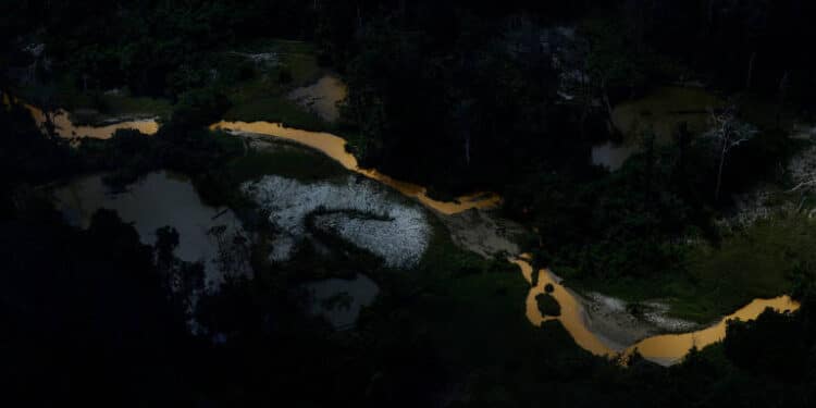 Vista do rio Couto de Magalhães, em Roraima, poluído pela atividade de mineração ilegal. Foto: Ueslei Marcelino/Reuters