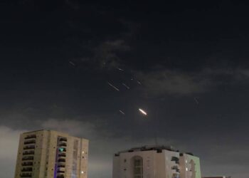 Sistema de defesa aérea de Israel intercepta mísseis do Irã lançados sobre Tel Aviv. Foto: Tomer Neuberg/JINI via Xinhua