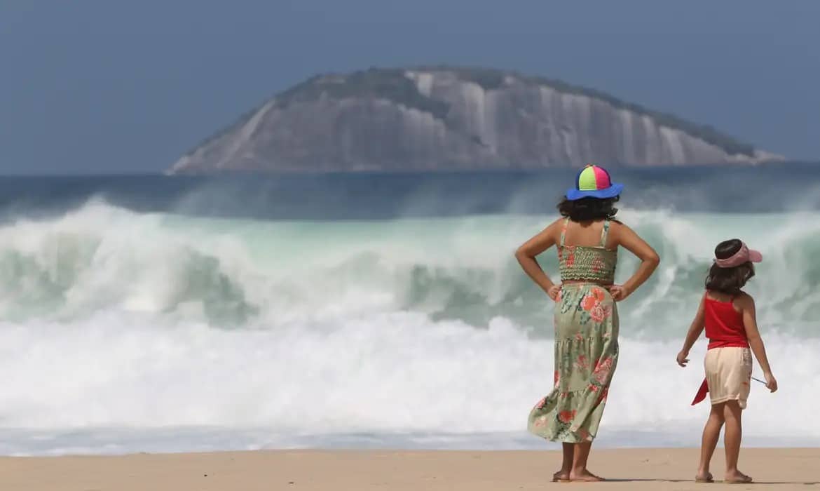 Fortes ondas arrastam banhistas no Rio; VEJA VÍDEO - Terra Brasil Notícias