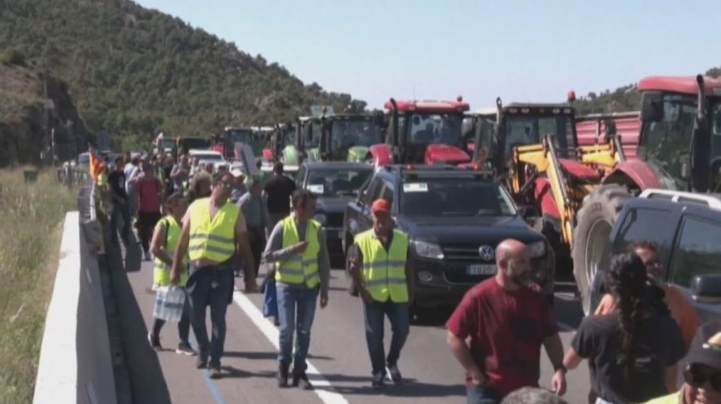 Now: Farmers have just blocked roads on the border between France and Spain;  Watch the video