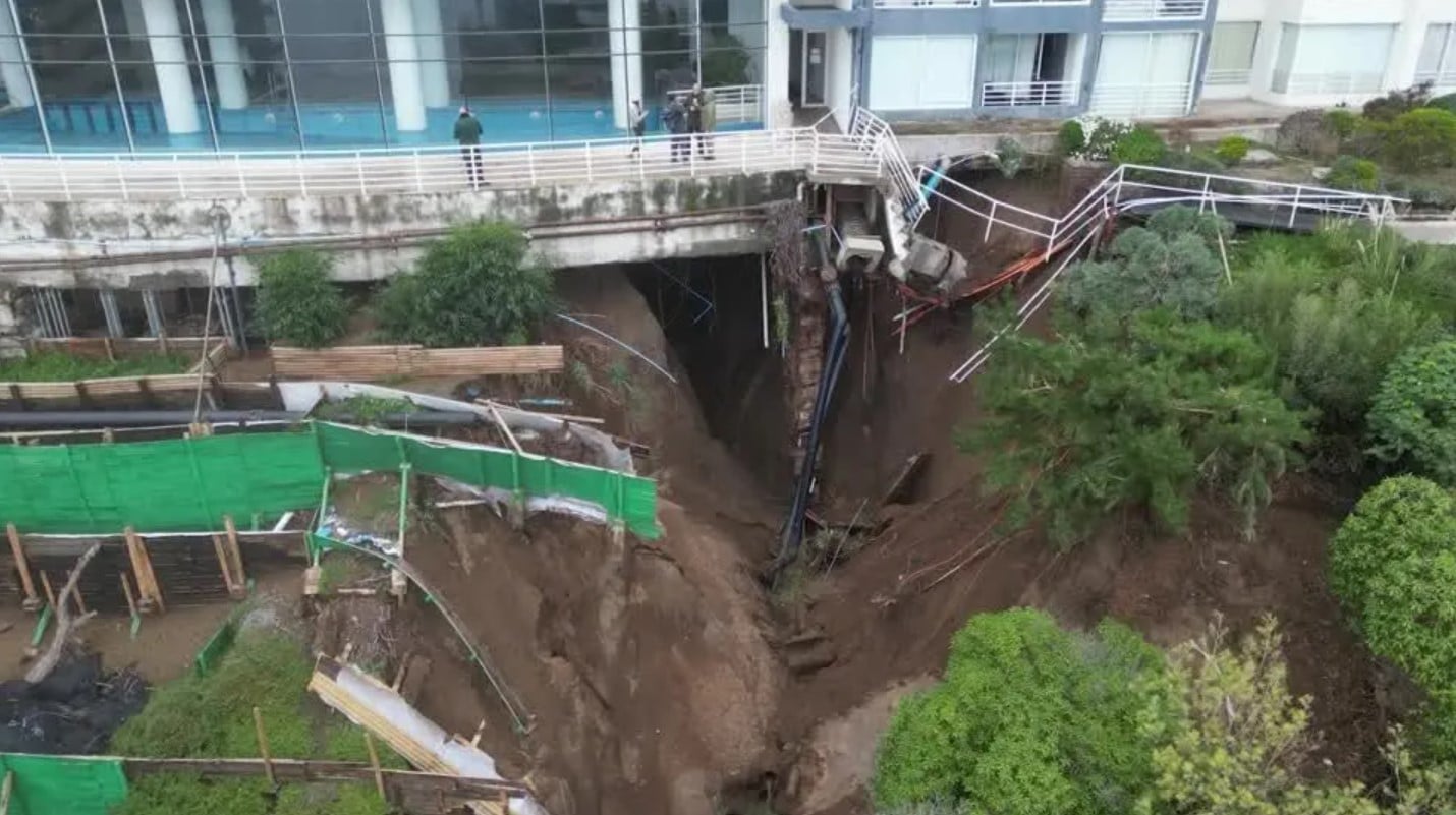 Impressionante: cratera se abre após fortes chuvas e prédio de luxo está à beira do colapso; VEJA VÍDEO - Terra Brasil Notícias