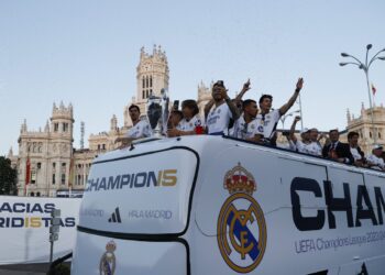 Jogadores do Real Madrid celebram título espanhol na Praça Cibeles — Foto: OSCAR DEL POZO / AFP
