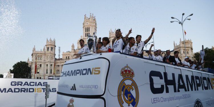 Jogadores do Real Madrid celebram título espanhol na Praça Cibeles — Foto: OSCAR DEL POZO / AFP