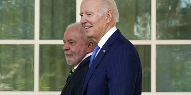 Lula e Biden na Casa Branca — Foto: hoto by Alex Brandon / POOL / AFP