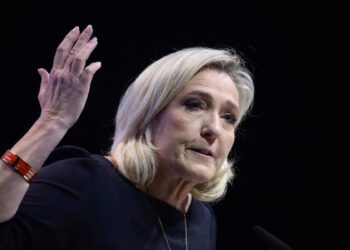 A president da RN, Marine Le Pen, discursa durante um evento de campanha em Perpignan, no sul da França. Foto: Ed Jones/AFP.