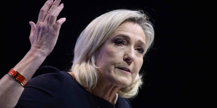 A president da RN, Marine Le Pen, discursa durante um evento de campanha em Perpignan, no sul da França. Foto: Ed Jones/AFP.