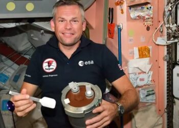 O astronauta dinamarquês Andreas Mogensen, da Agência Espacial Europeia, fez experiências com mousse de chocolate, na sua última viagem ao espaço. Foto: ESA/Nasa