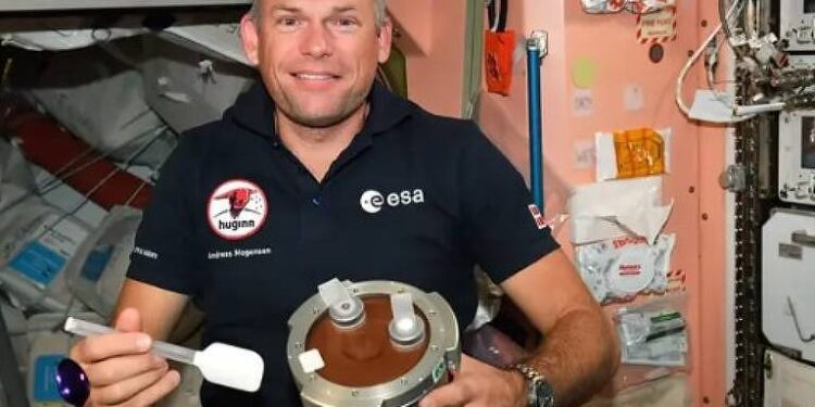 O astronauta dinamarquês Andreas Mogensen, da Agência Espacial Europeia, fez experiências com mousse de chocolate, na sua última viagem ao espaço. Foto: ESA/Nasa