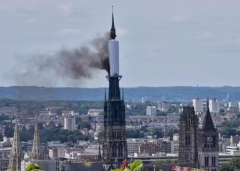 Catedral gótica de Rouen em chamas — Foto: Patrick STREIFF / AFP