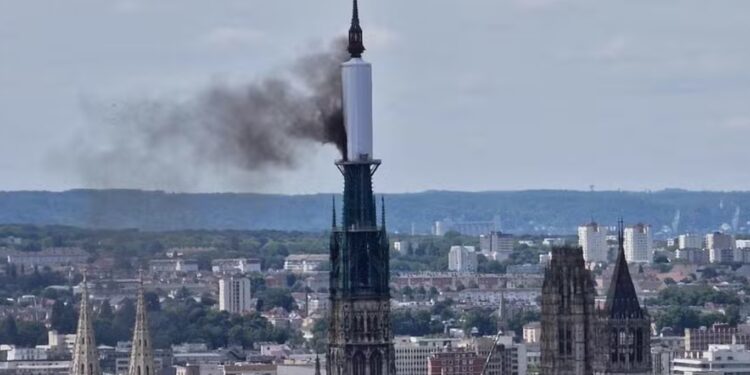 Catedral gótica de Rouen em chamas — Foto: Patrick STREIFF / AFP