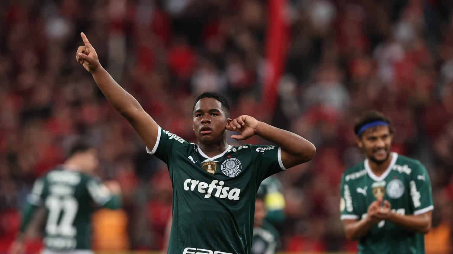 O jogador Endrick, da SE Palmeiras, comemora seu gol contra a equipe do C Athletico Paranaense, durante partida válida pela trigésima quarta rodada, do Campeonato Brasileiro, Série A, na Arena da Baixada. - Foto: Cesar Greco