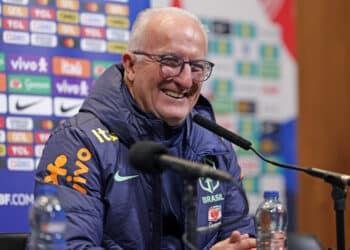 Dorival Jr durante coletiva de imprensa em Londres, nessa sexta-feira 22/03. (Foto: Rafael Ribeiro / CBF)