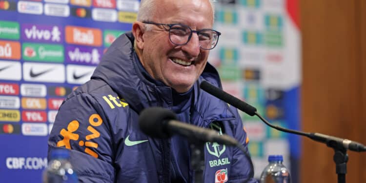 Dorival Jr durante coletiva de imprensa em Londres, nessa sexta-feira 22/03. (Foto: Rafael Ribeiro / CBF)