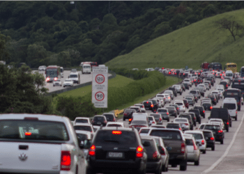 Trânsito de veículos na Rodovia dos Imigrantes (SP-160). Foto: Reprodução/Jovem Pan.