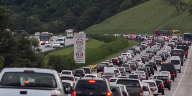 Trânsito de veículos na Rodovia dos Imigrantes (SP-160). Foto: Reprodução/Jovem Pan.