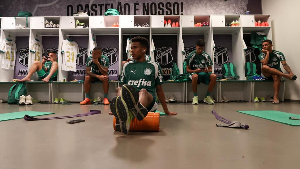 O jogador Estêvão, da SE Palmeiras, prepara-se para o jogo contra a equipe do Fortaleza EC, durante partida válida pela décima segunda rodada, do Campeonato Brasileiro, Série A, na Arena Castelão. (Foto: Cesar Greco/Palmeiras/by Canon)