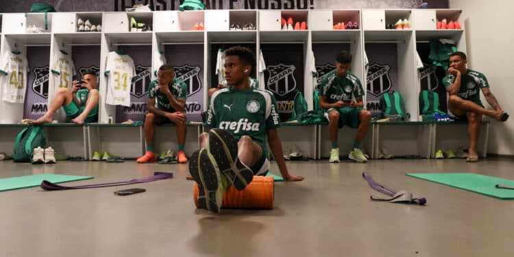 O jogador Estêvão, da SE Palmeiras, prepara-se para o jogo contra a equipe do Fortaleza EC, durante partida válida pela décima segunda rodada, do Campeonato Brasileiro, Série A, na Arena Castelão. (Foto: Cesar Greco/Palmeiras/by Canon)