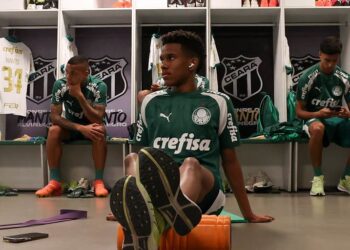 O jogador Estêvão, da SE Palmeiras, prepara-se para o jogo contra a equipe do Fortaleza EC, durante partida válida pela décima segunda rodada, do Campeonato Brasileiro, Série A, na Arena Castelão. (Foto: Cesar Greco/Palmeiras/by Canon)