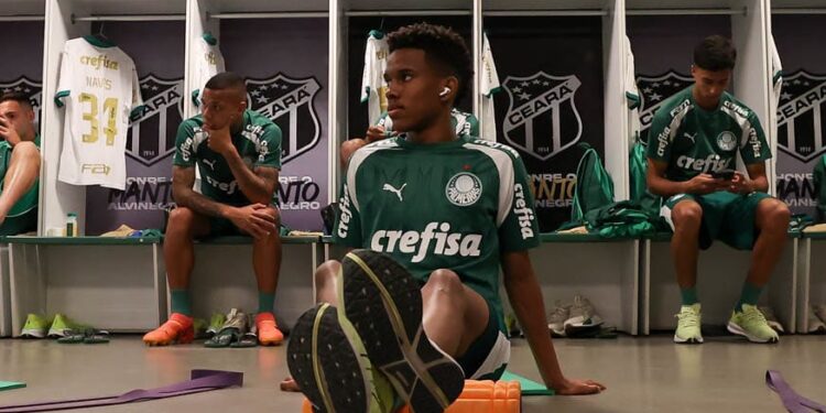 O jogador Estêvão, da SE Palmeiras, prepara-se para o jogo contra a equipe do Fortaleza EC, durante partida válida pela décima segunda rodada, do Campeonato Brasileiro, Série A, na Arena Castelão. (Foto: Cesar Greco/Palmeiras/by Canon)