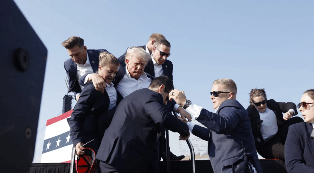 Donald Trump é retirado às pressas do palco após atentado/Anna Moneymaker/Getty Images