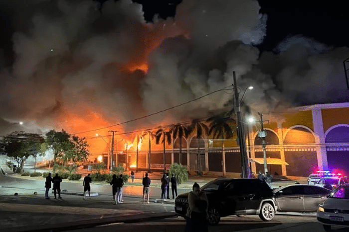 Incêndio de grandes proporções destrói shopping popular de Cuiabá; VEJA VÍDEO/Reprodução