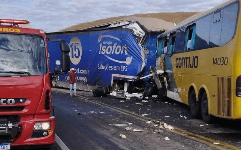 Grave acidente ntre carreta e ônibus deixa mortos e 32 feridos em MG