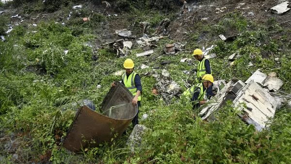 IMAGENS IMPRESSIONANTES: avião cai e explode após decolagem em grave tragédia aérea no Nepal; VEJA VÍDEO