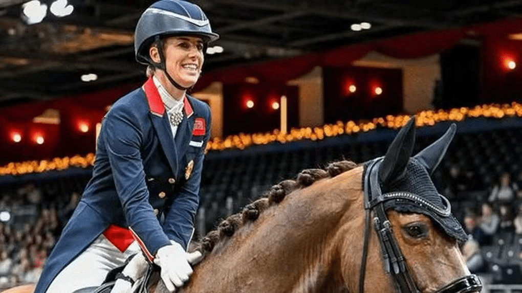 Atleta de hipismo embaixadora de instituição de proteção animal é flagrada chicoteando cavalo e recebe punição