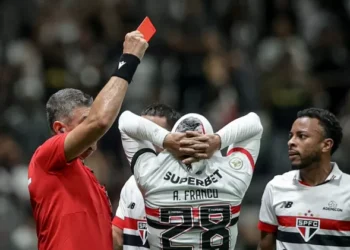 Marcelo de Lima Henrique expulsou Alan Franco na partida entre Atlético-MG e São Paulo. - Foto: Pedro Souza / Atlético