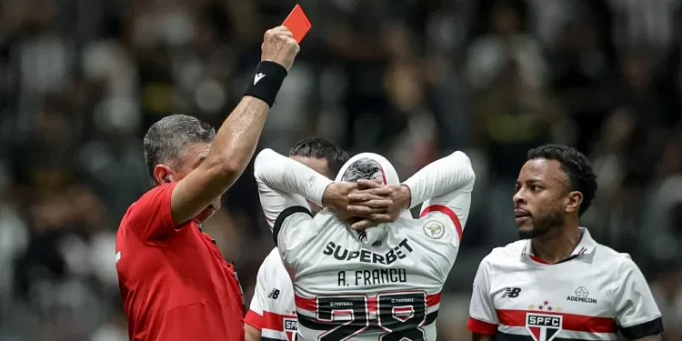 Marcelo de Lima Henrique expulsou Alan Franco na partida entre Atlético-MG e São Paulo. - Foto: Pedro Souza / Atlético