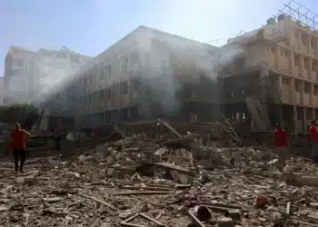 Destroços da Escola do Patriarcado Latino, em Gaza, após bombardeio pelas Forças de Defesa de Israel. Foto: Omar AL-QATTAA/AFP.