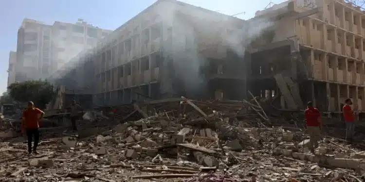 Destroços da Escola do Patriarcado Latino, em Gaza, após bombardeio pelas Forças de Defesa de Israel. Foto: Omar AL-QATTAA/AFP.