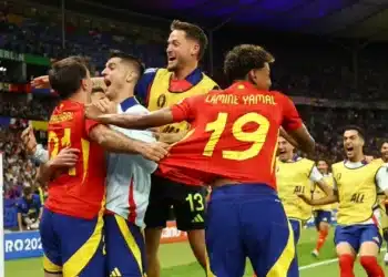 Oyarzabal, da Espanha, comemora seu gol contra a Inglaterra, na final da Eurocopa. Imagem: Kai Pfaffenbach/Reuters.