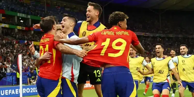 Oyarzabal, da Espanha, comemora seu gol contra a Inglaterra, na final da Eurocopa. Imagem: Kai Pfaffenbach/Reuters.