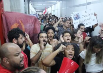 Estudantes protestam contra mudanças nas regras de auxílio — Foto: Sintuperj