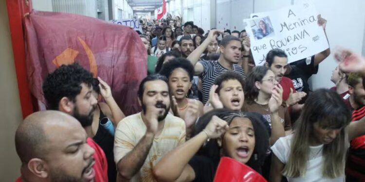 Estudantes protestam contra mudanças nas regras de auxílio — Foto: Sintuperj