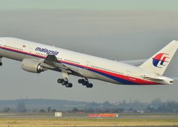 Um Boeing 777 da Malaysian Airlines, similar ao que desapareceu, levantando voo em Paris — Foto: Reprodução/Wikicommons