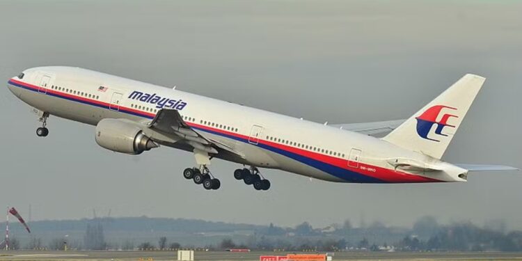 Um Boeing 777 da Malaysian Airlines, similar ao que desapareceu, levantando voo em Paris — Foto: Reprodução/Wikicommons