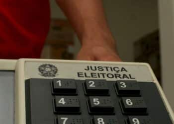 eunapolis, bahia / brazil - september 29, 2008: employee of the Regional Electoral Court repairs a Brazilian electronic ballot box for elections in the city of Eunapolis.


 *** Local Caption *** .