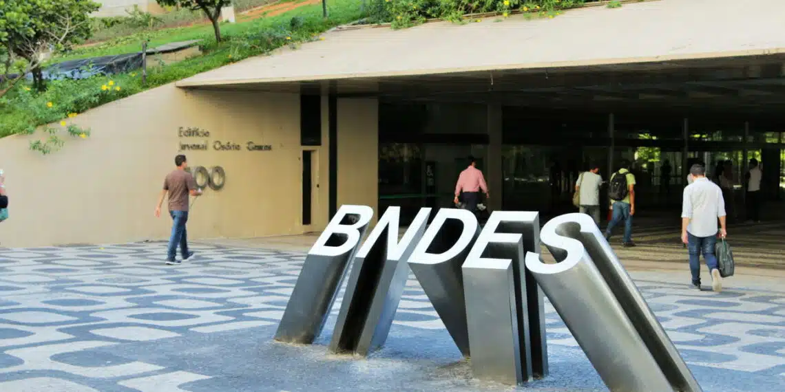 Concurso com salário de R$ 25 mil chama a atenção de todos - Veja como se inscrever