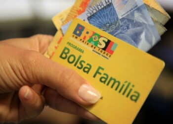 Bolsa Família (01) Mais de 20 milhões de famílias recebem R$ 600!