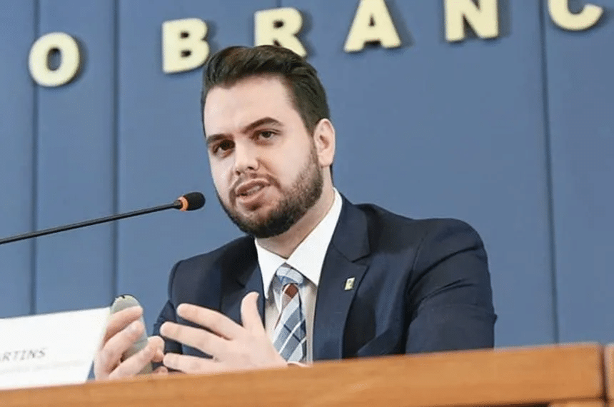 Filipe Martins é proibido por Moraes de usar as redes sociais e de contatar Bolsonaro